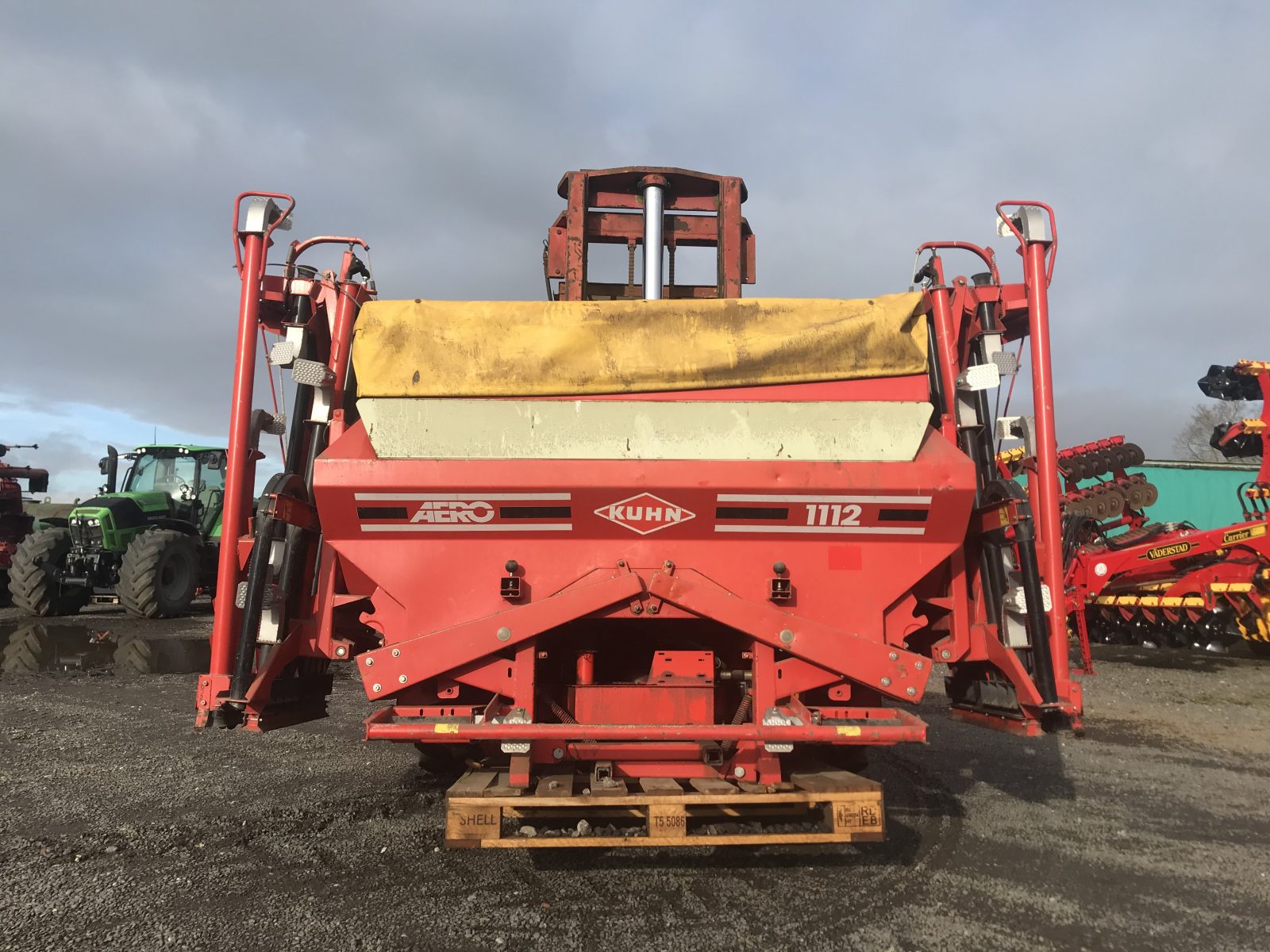 For sale Kuhn aero 1112 fertiliser spreader with a 12m boom. Boccasion