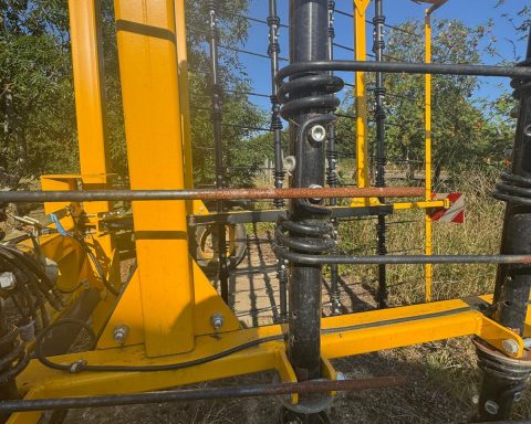 Claydon 7.5m hyd folding straw rake
