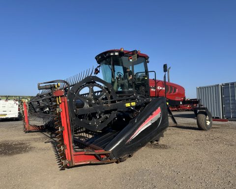 MacDon M155 Swather c/w 20′ Header