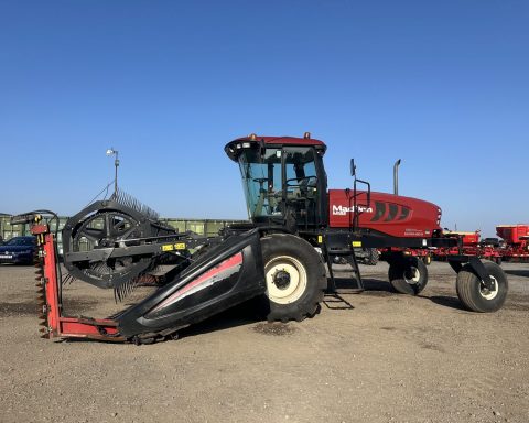 MacDon M155 Swather c/w 20′ Header