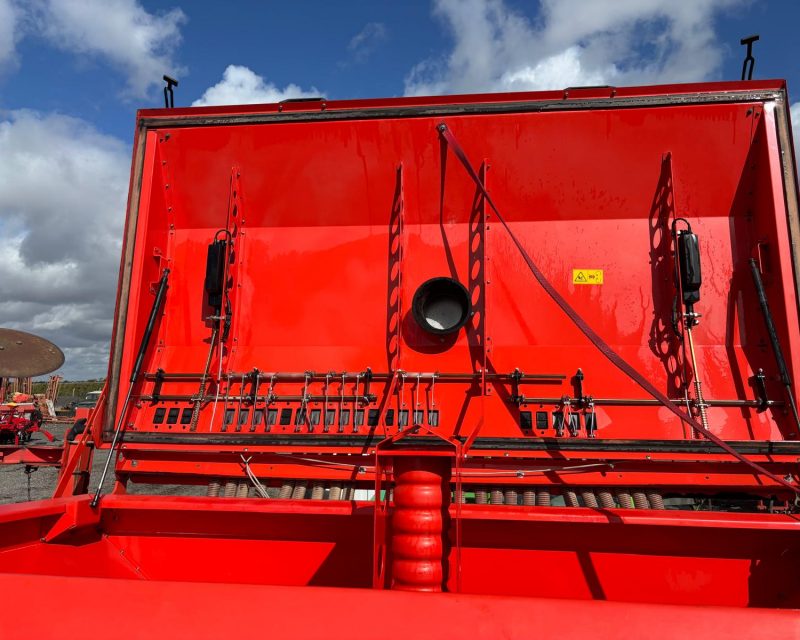 Kuhn 3m combination power harrow / drill