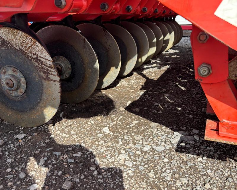 Kuhn 3m combination power harrow / drill