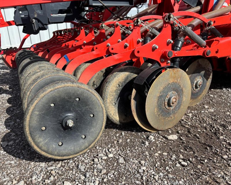Kuhn 3m combination power harrow / drill