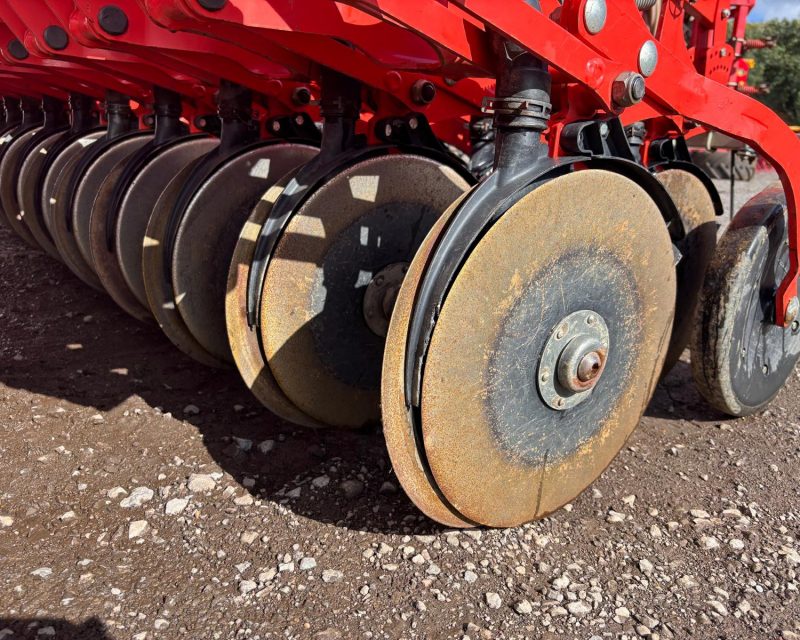 Kuhn 3m combination power harrow / drill