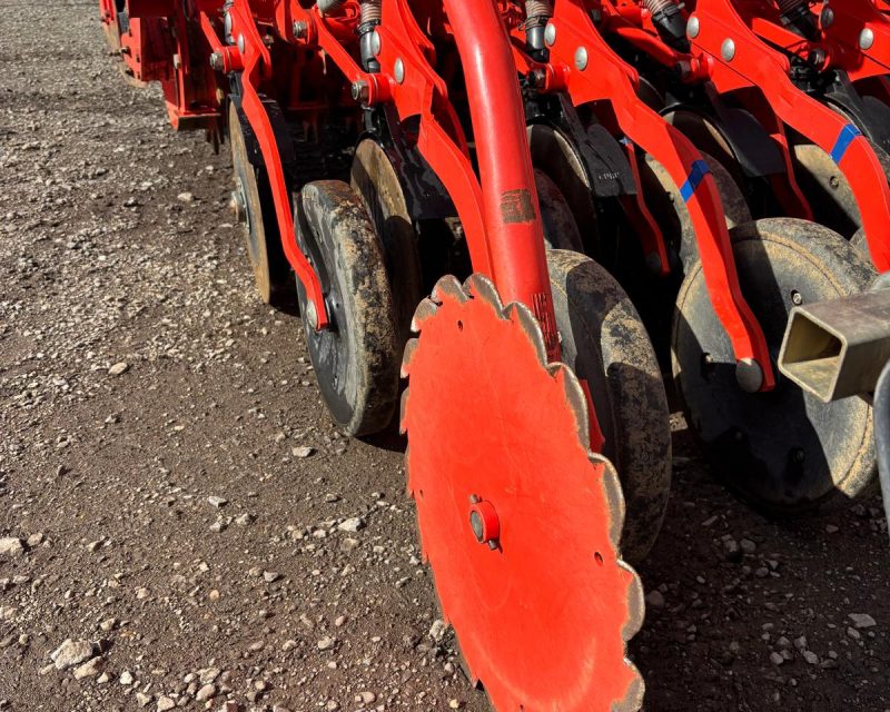 Kuhn 3m combination power harrow / drill