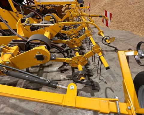 Claydon Hybrid 4m seed drill