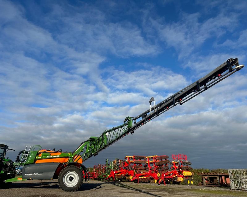 Amazone UX4201 Super Trailed Sprayer