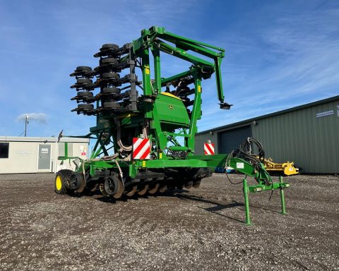 John Deere 750A 6m drill