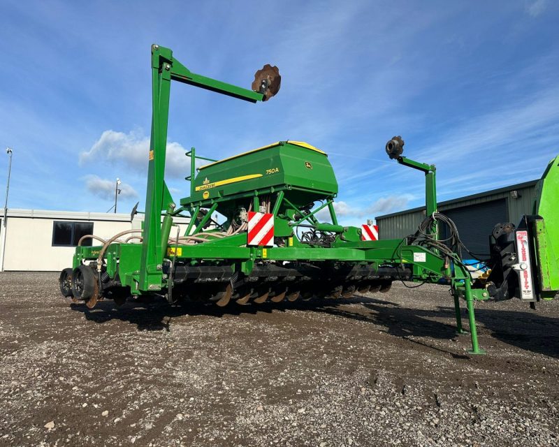 John Deere 750A 6m drill