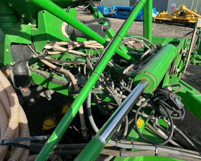 John Deere 750A 6m drill