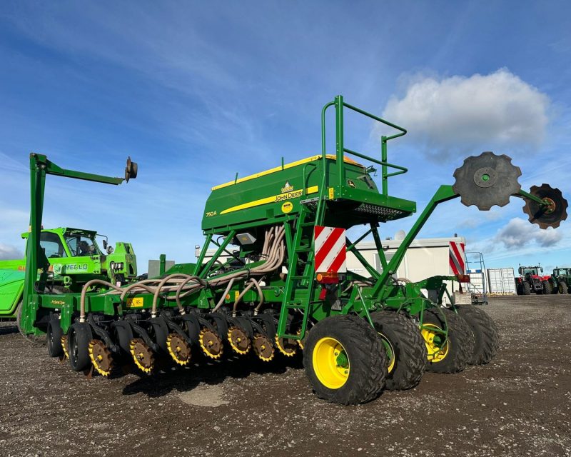 John Deere 750A 6m drill
