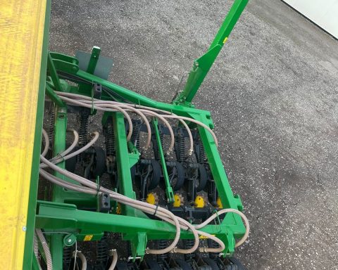 John Deere 750A 6m drill