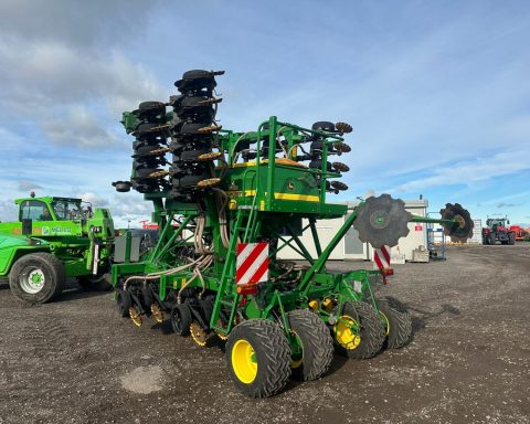 John Deere 750A 6m drill