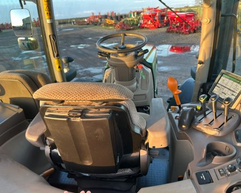 John Deere 6135R 4wd tractor