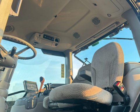 John Deere 6135R 4wd tractor