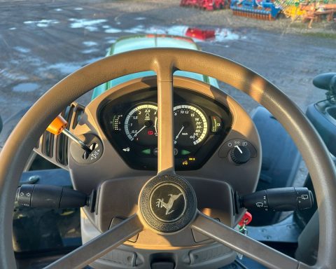 John Deere 6135R 4wd tractor