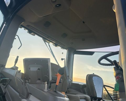 John Deere 6135R 4wd tractor