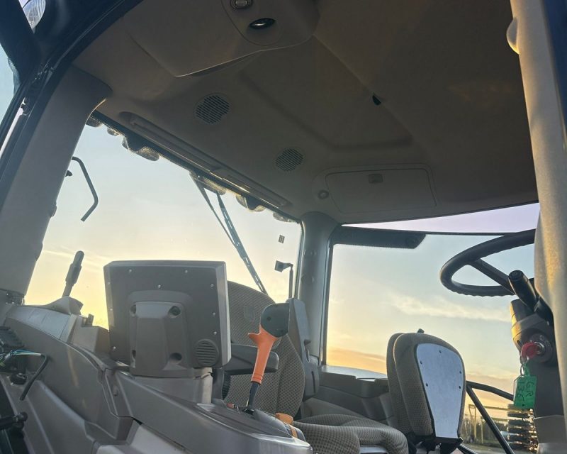 John Deere 6135R 4wd tractor