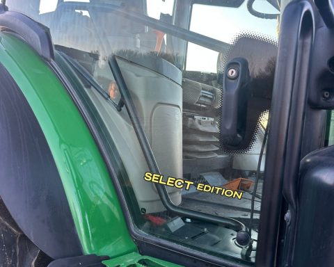 John Deere 6135R 4wd tractor