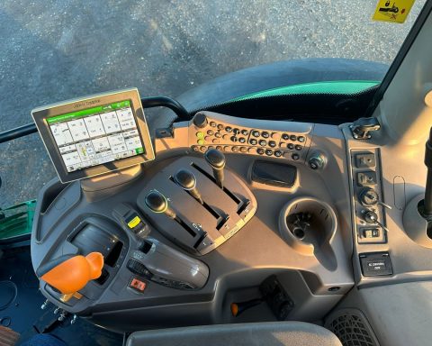 John Deere 6135R 4wd tractor