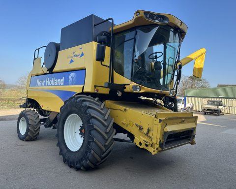 New Holland CSX 7080 HarveStar