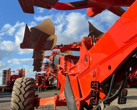 Kuhn Vari – Challenger 8 furrow