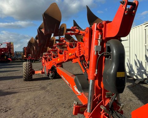 Kuhn Vari – Challenger 8 furrow