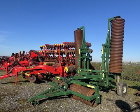 Cousins Contour 8.23m Hyd Fold Rolls