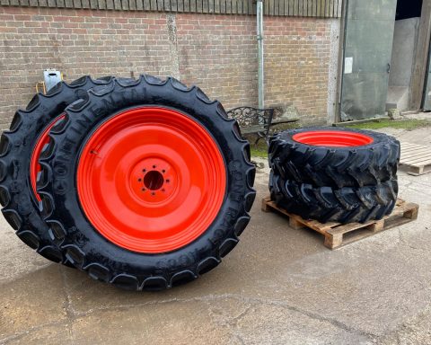 Row crop wheels 380/85xR38& 320/85xR28