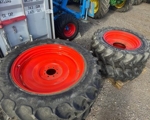 Row crop wheels 380/85xR38& 320/85xR28