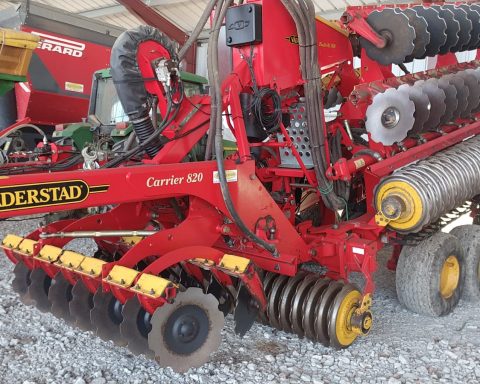 Vaderstad Carrier CR 820