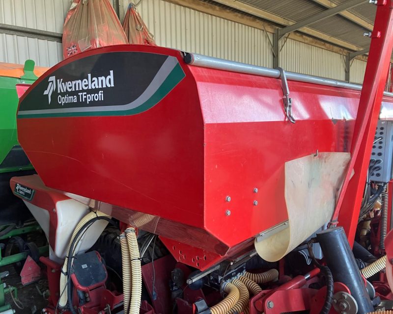 Kverneland Optima TFprofi 8 row trailed maize planter.