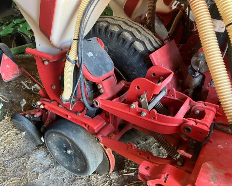 Kverneland Optima TFprofi 8 row trailed maize planter.