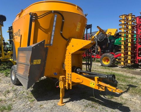 Lucas Spirmix 100S Pull-type feed mixer
