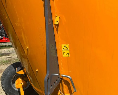 Lucas Spirmix 100S Pull-type feed mixer
