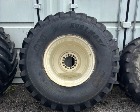 Pair of 800/65xR32 wheels