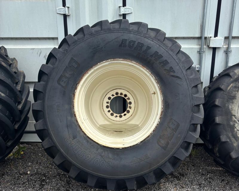 Pair of 800/65xR32 wheels