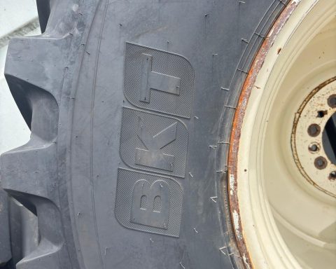 Pair of 800/65xR32 wheels