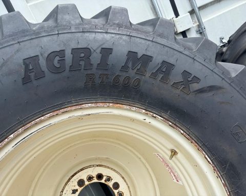 Pair of 800/65xR32 wheels