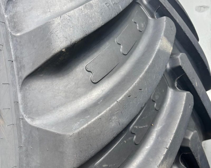 Pair of 800/65xR32 wheels