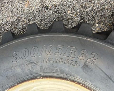 Pair of 800/65xR32 wheels