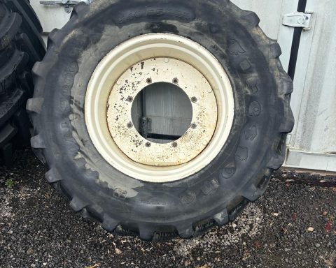 Pair of 540/65xR28 wheels