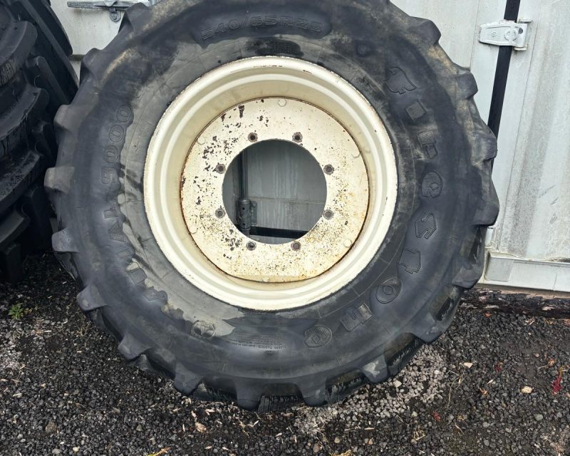 Pair of 540/65xR28 wheels