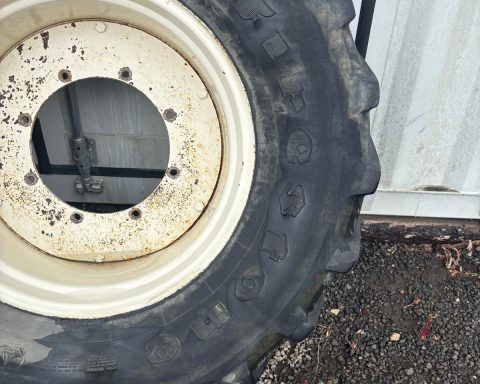 Pair of 540/65xR28 wheels