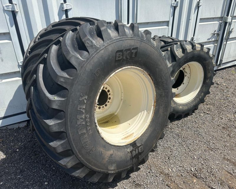 Pair of 800/65xR32 wheels
