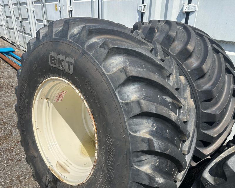 Pair of 800/65xR32 wheels
