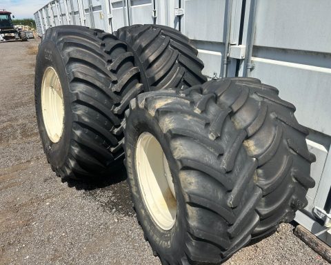 Pair of 800/65xR32 wheels