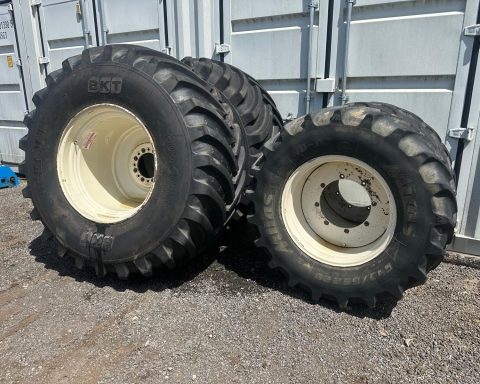 Pair of 540/65xR28 wheels