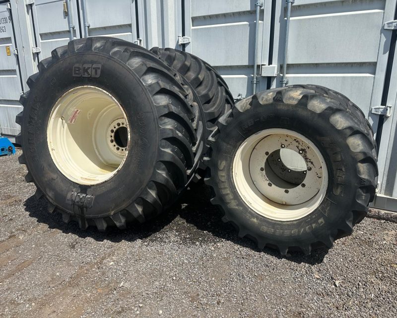 Pair of 540/65xR28 wheels