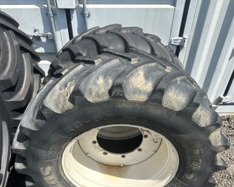 Pair of 540/65xR28 wheels
